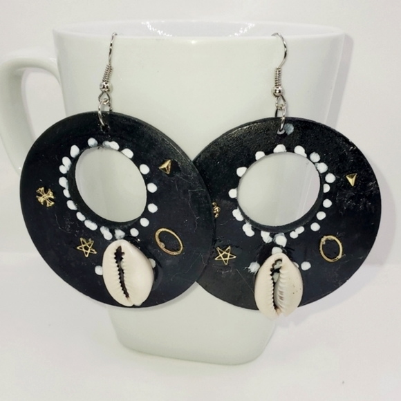 Handmade round wooden hoop earrings, round wooden and sea shell dangle earrings - Picture 4 of 6